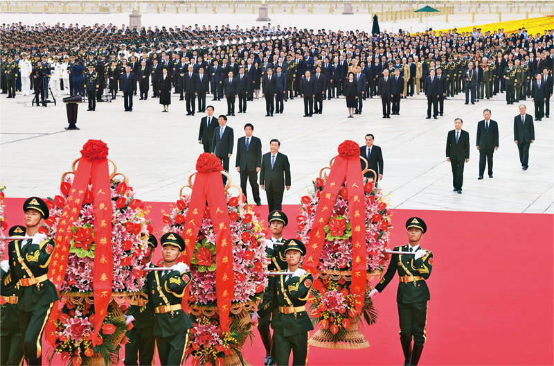 2021年9月30日上午，黨和國家領(lǐng)導(dǎo)人習(xí)近平、李克強(qiáng)、栗戰(zhàn)書、汪洋、王滬寧、趙樂際、韓正、王岐山等來到北京天安門廣場，出席烈士紀(jì)念日向人民英雄敬獻(xiàn)花籃儀式。 新華社記者 張領(lǐng)/攝