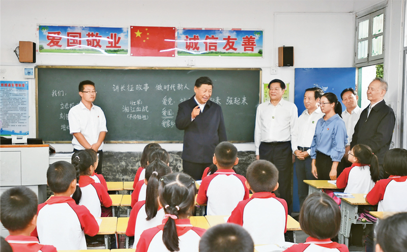 2020年9月16日至18日，中共中央總書記、國家主席、中央軍委主席習(xí)近平在湖南考察。這是16日下午，習(xí)近平在郴州市汝城縣文明瑤族鄉(xiāng)第一片小學(xué)，同正在上思政課的同學(xué)們親切交流。 新華社記者 謝環(huán)馳/攝