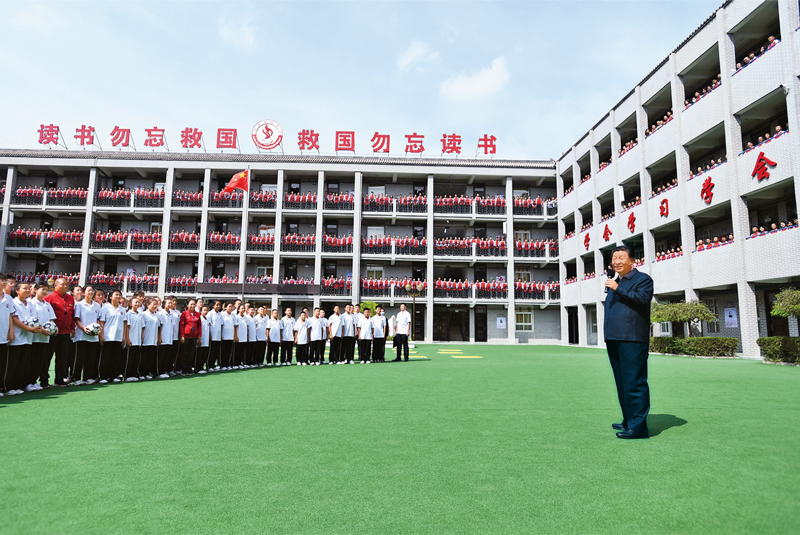 2021年9月13日至14日，中共中央總書記、國家主席、中央軍委主席習(xí)近平在陜西省榆林市考察。這是14日上午，習(xí)近平在綏德實(shí)驗(yàn)中學(xué)考察時，同師生親切交流。 新華社記者 謝環(huán)馳/攝